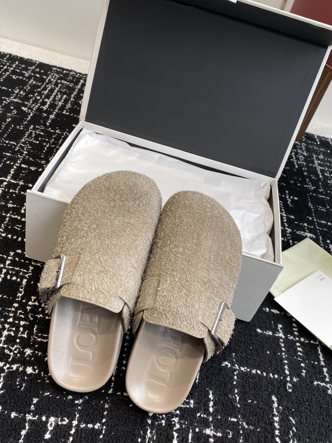 东莞代购级
罗意威新款LoeweCampo 博肯拖 包头拖 半拖 

Loewe全新Campo鞋来自秀场
