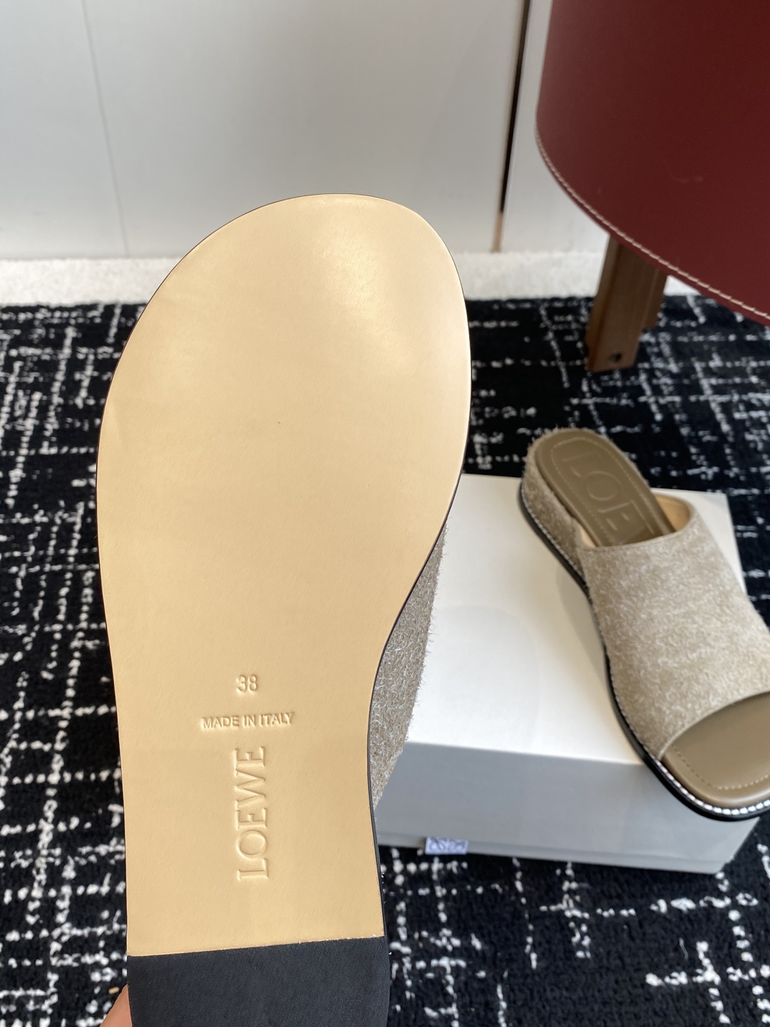 东莞代购级
罗意威新款LoeweCampo  水台 凉拖

Loewe全新Campo鞋来自秀场延续品牌设
