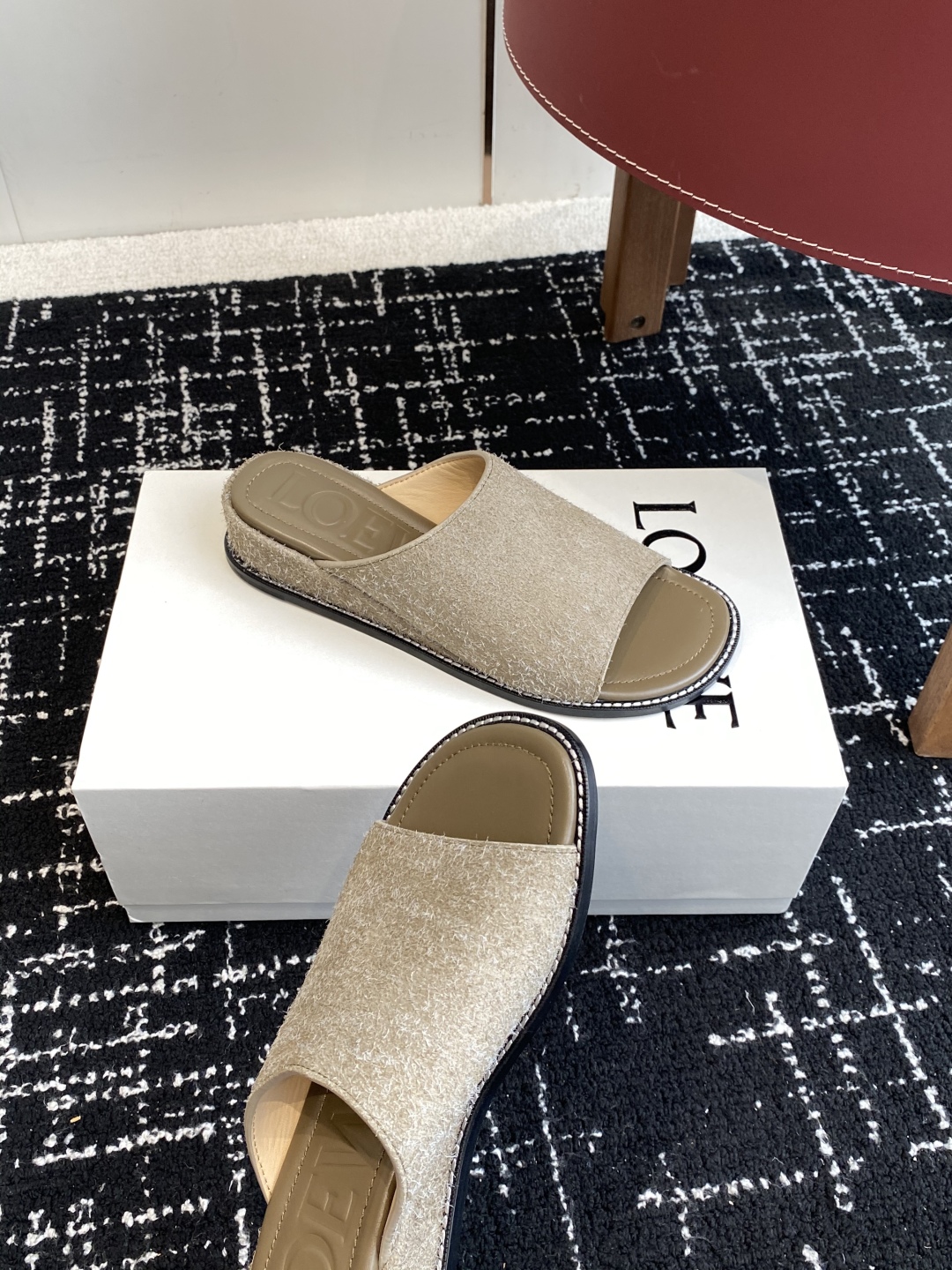 东莞代购级
罗意威新款LoeweCampo  水台 凉拖

Loewe全新Campo鞋来自秀场延续品牌设