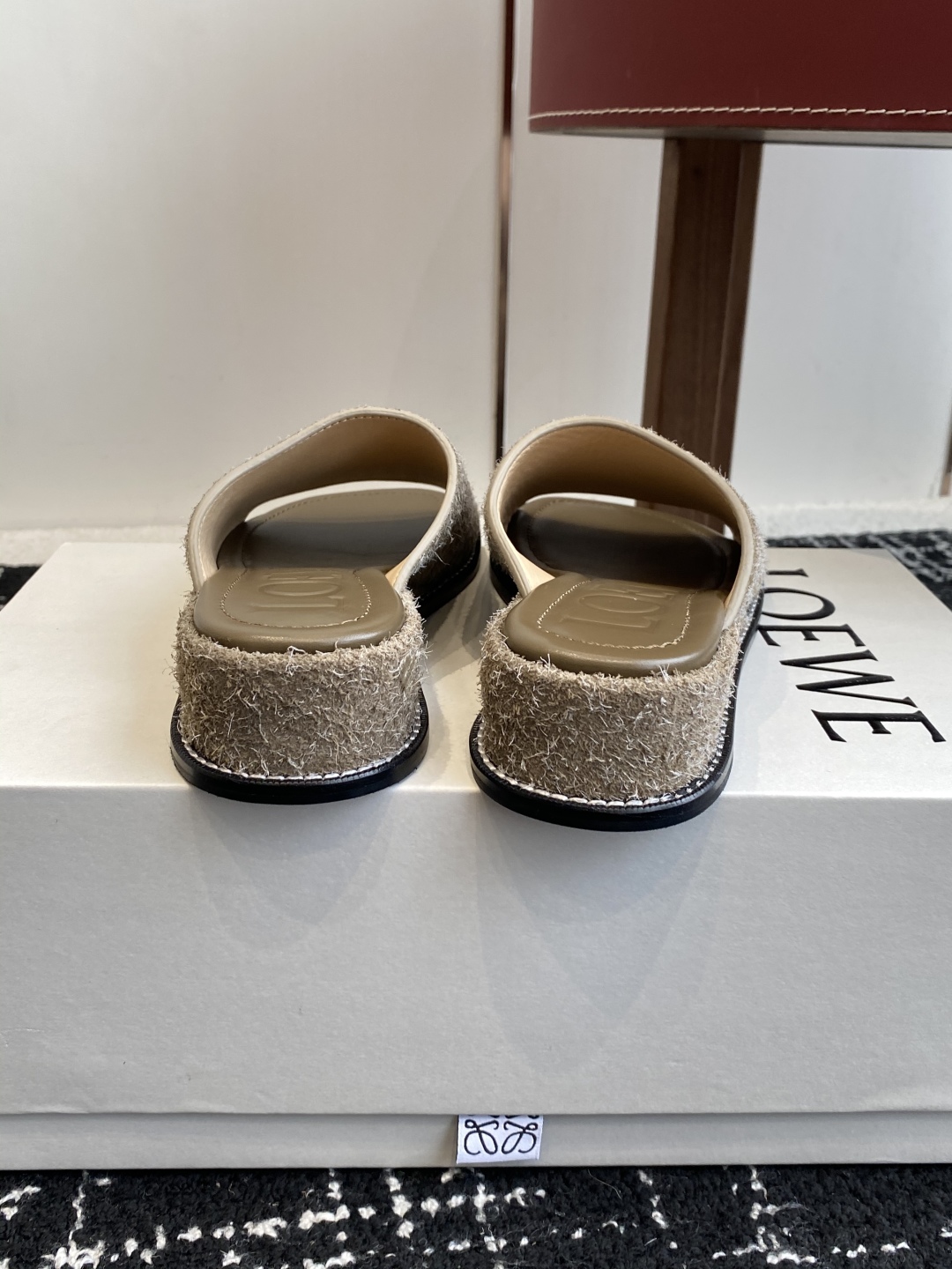 东莞代购级
罗意威新款LoeweCampo  水台 凉拖

Loewe全新Campo鞋来自秀场延续品牌设