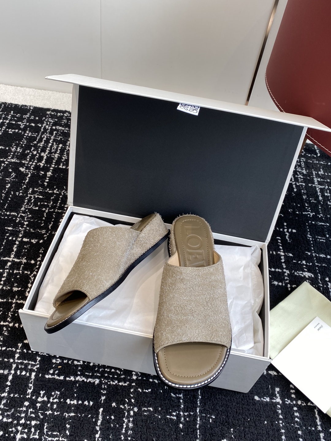 东莞代购级
罗意威新款LoeweCampo  水台 凉拖

Loewe全新Campo鞋来自秀场延续品牌设