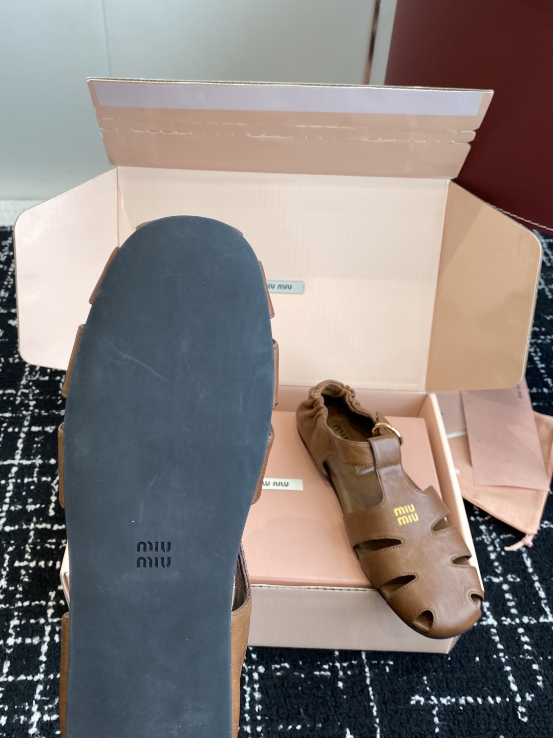 东莞代购级（⚠️官网同步✈️盒包装）
Miu Miu 25ss 春夏走秀款罗马凉鞋猪笼鞋 超多明星网红种