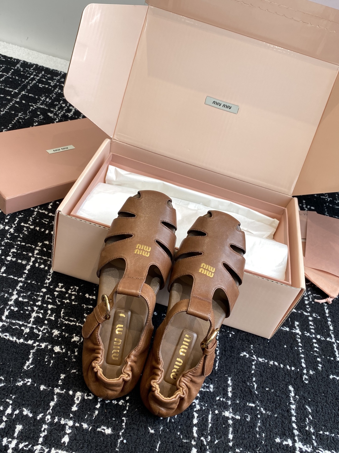 东莞代购级（⚠️官网同步✈️盒包装）
Miu Miu 25ss 春夏走秀款罗马凉鞋猪笼鞋 超多明星网红种