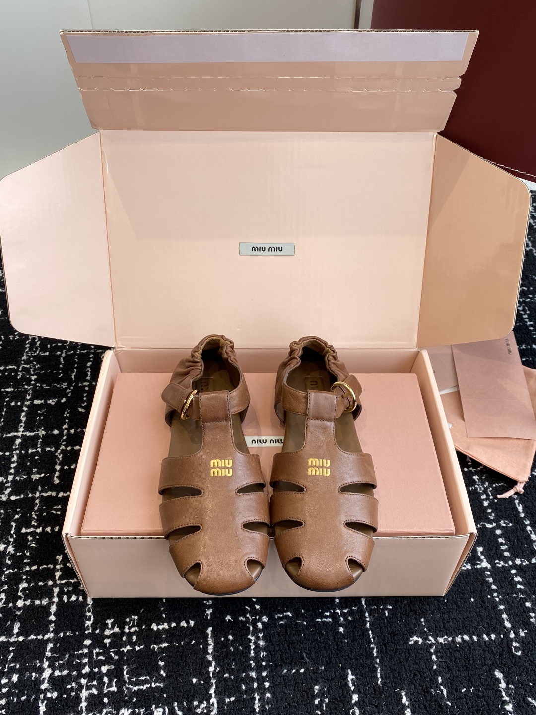 东莞代购级（⚠️官网同步✈️盒包装）
Miu Miu 25ss 春夏走秀款罗马凉鞋猪笼鞋 超多明星网红种