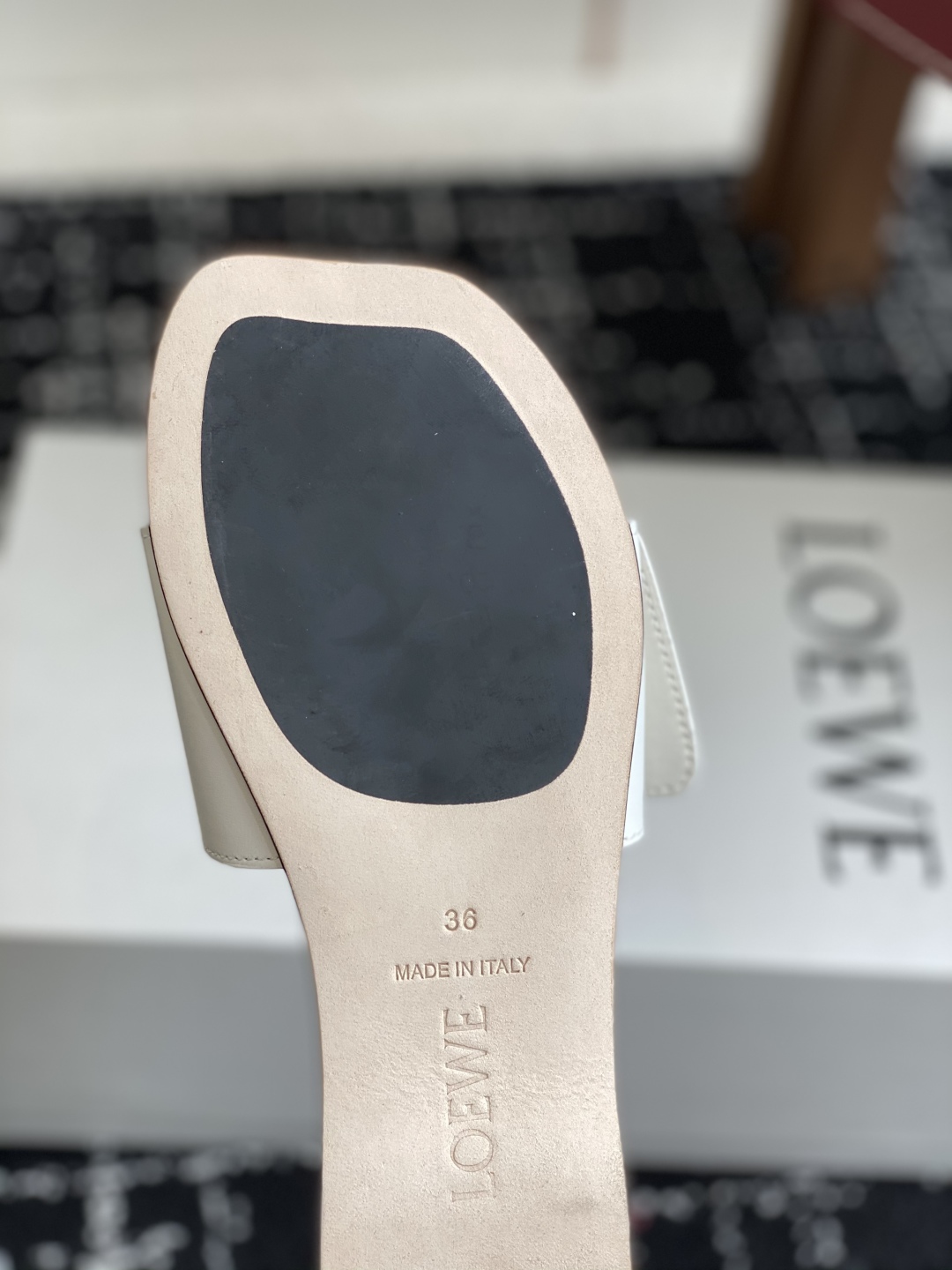 代购级
罗意威LOEWE 25ss春夏最新款 平底拖鞋 
 
 今年超火的品牌 好多明星网红时尚博主种草