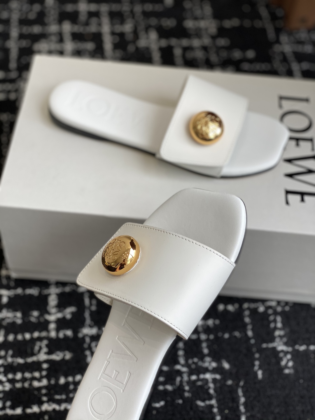 代购级
罗意威LOEWE 25ss春夏最新款 平底拖鞋 
 
 今年超火的品牌 好多明星网红时尚博主种草