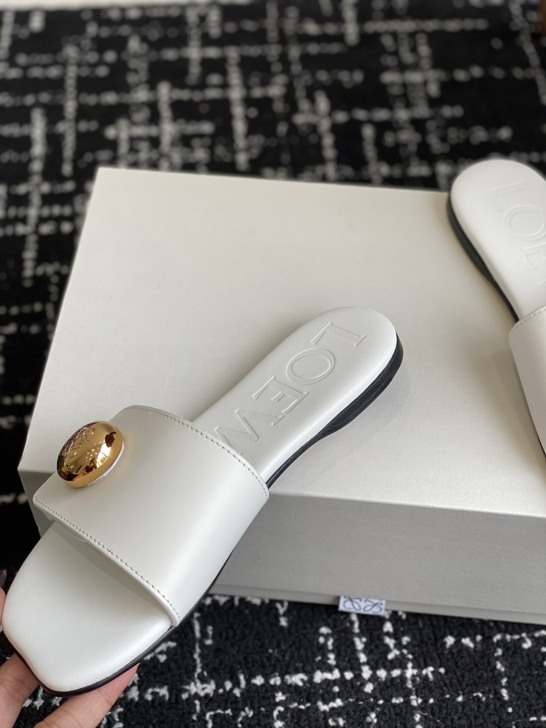代购级
罗意威LOEWE 25ss春夏最新款 平底拖鞋 
 
 今年超火的品牌 好多明星网红时尚博主种草