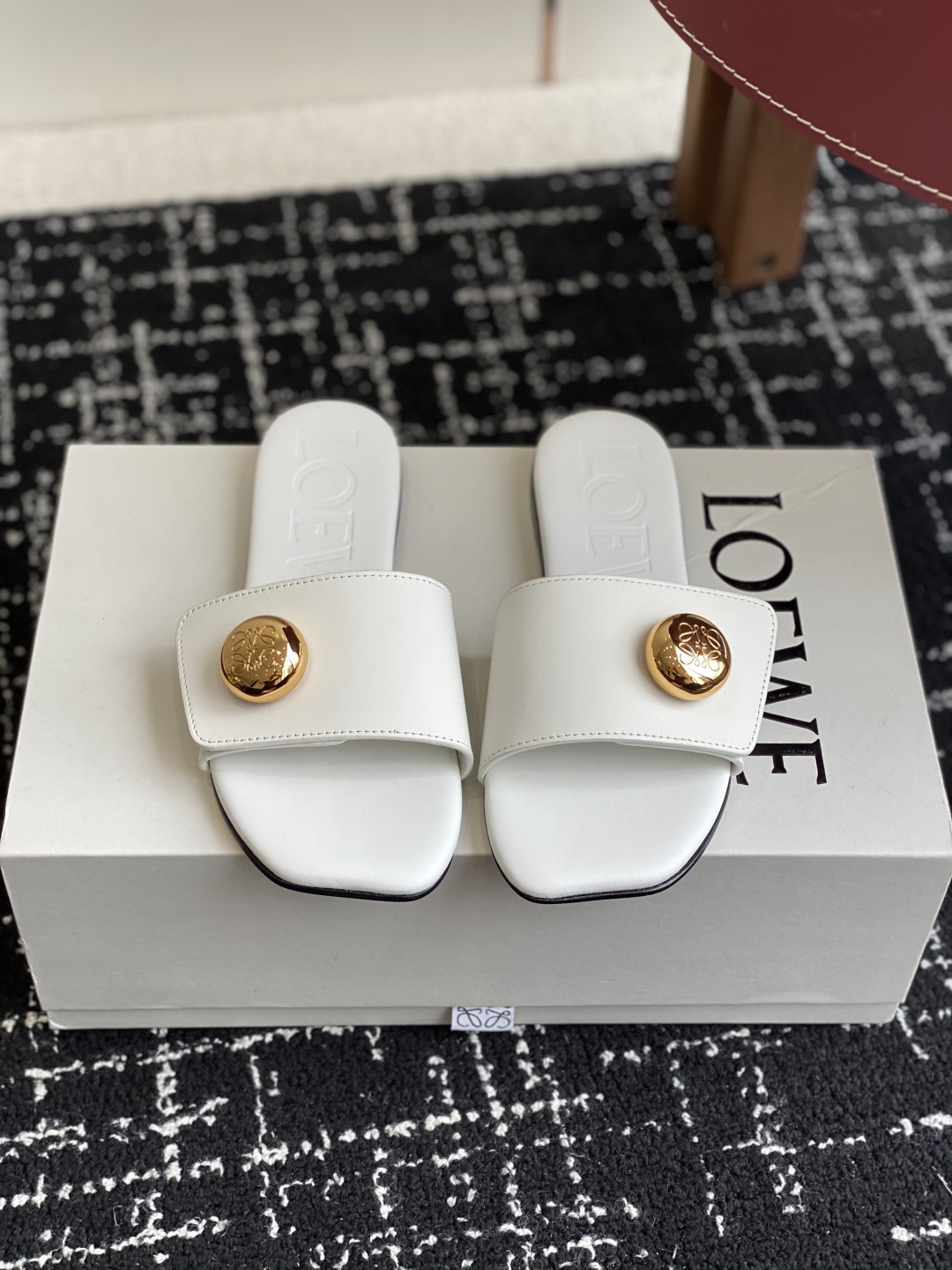 代购级
罗意威LOEWE 25ss春夏最新款 平底拖鞋 
 
 今年超火的品牌 好多明星网红时尚博主种草