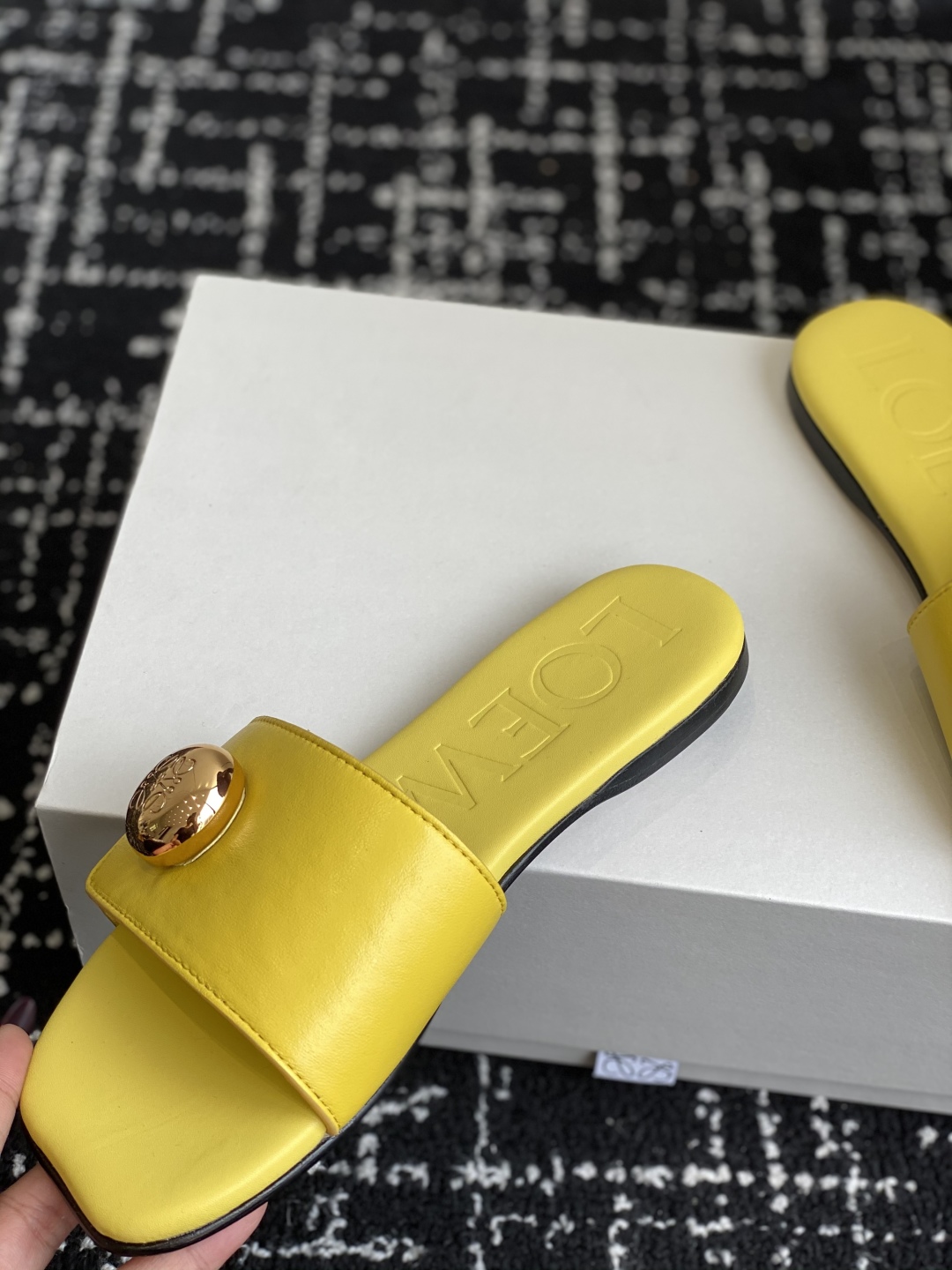 代购级
罗意威LOEWE 25ss春夏最新款 平底拖鞋 
 
 今年超火的品牌 好多明星网红时尚博主种草
