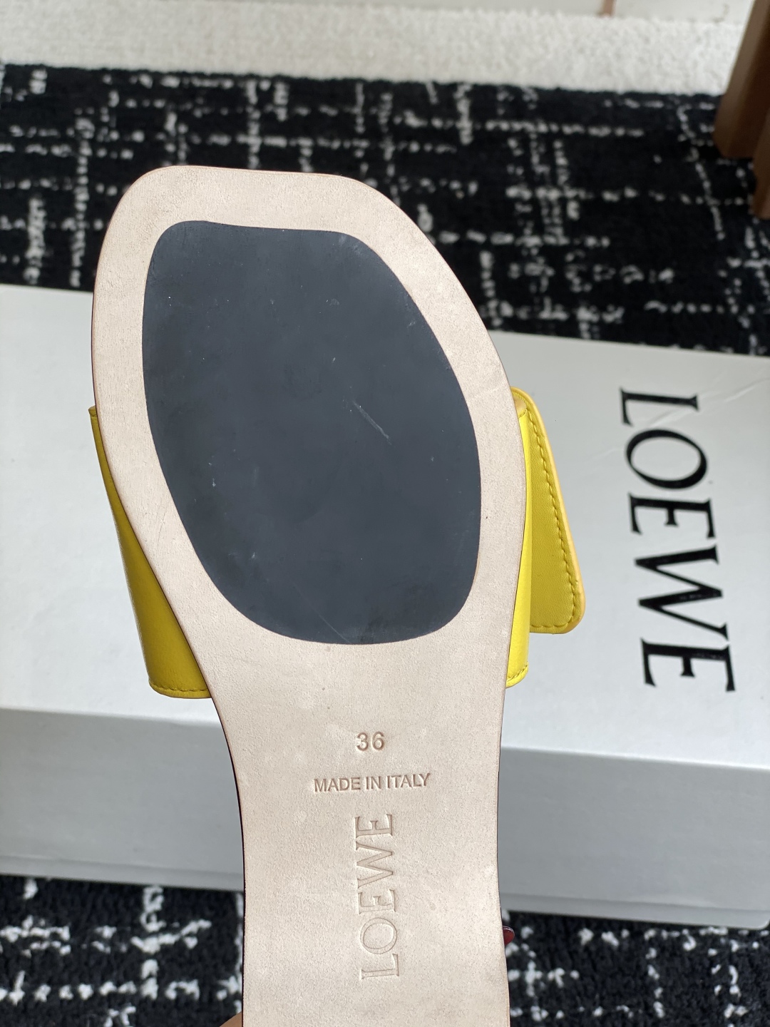 代购级
罗意威LOEWE 25ss春夏最新款 平底拖鞋 
 
 今年超火的品牌 好多明星网红时尚博主种草