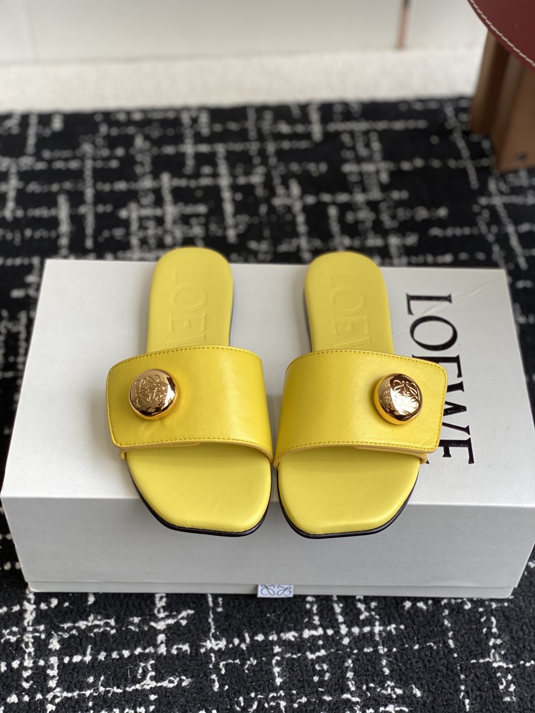 代购级
罗意威LOEWE 25ss春夏最新款 平底拖鞋 
 
 今年超火的品牌 好多明星网红时尚博主种草