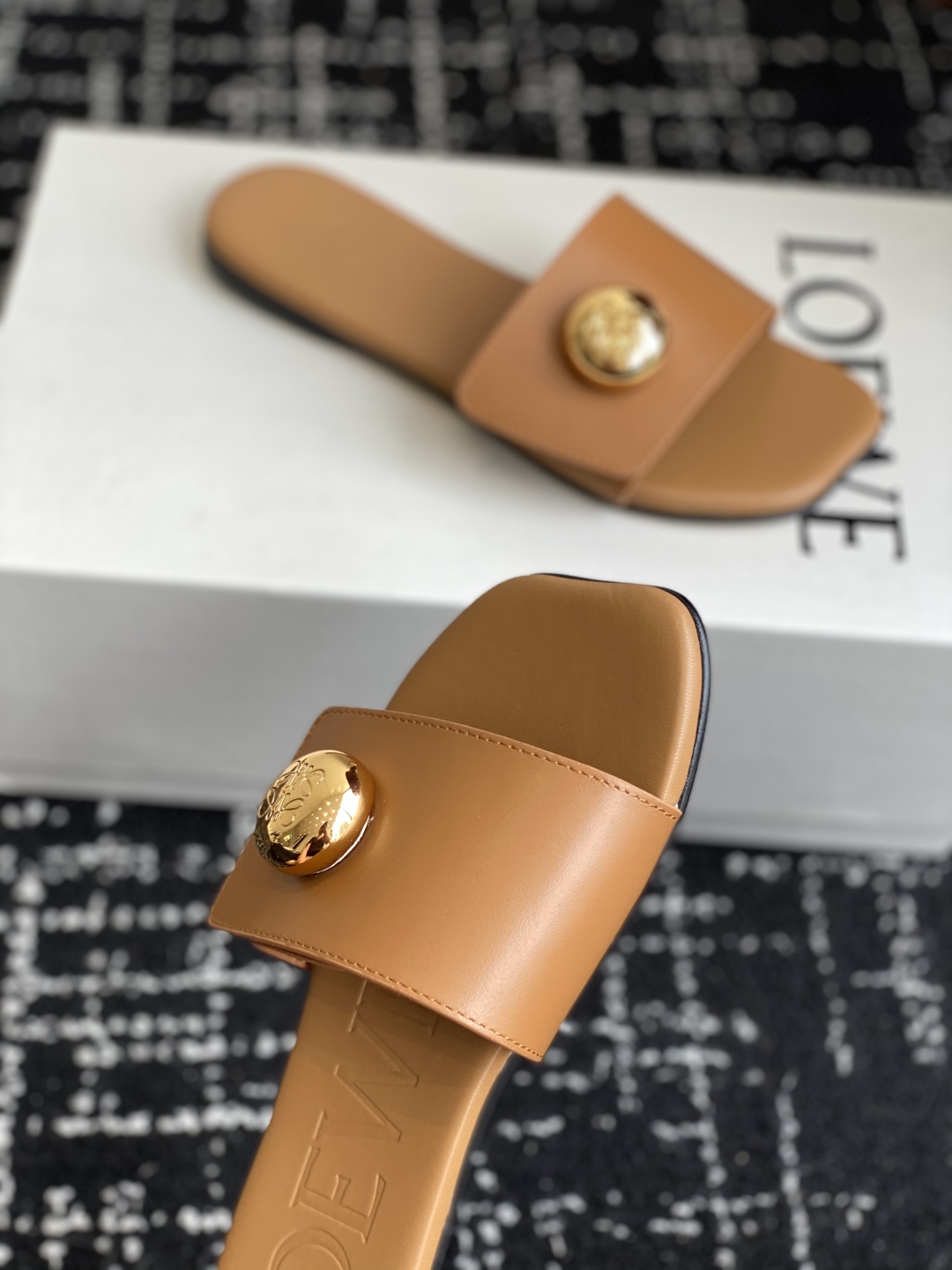 代购级
罗意威LOEWE 25ss春夏最新款 平底拖鞋 
 
 今年超火的品牌 好多明星网红时尚博主种草