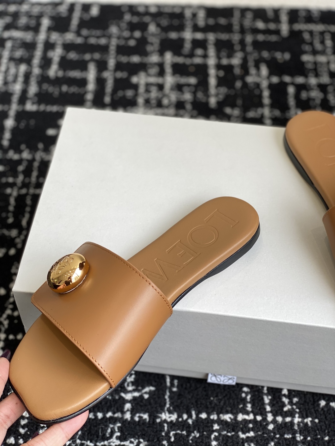 代购级
罗意威LOEWE 25ss春夏最新款 平底拖鞋 
 
 今年超火的品牌 好多明星网红时尚博主种草