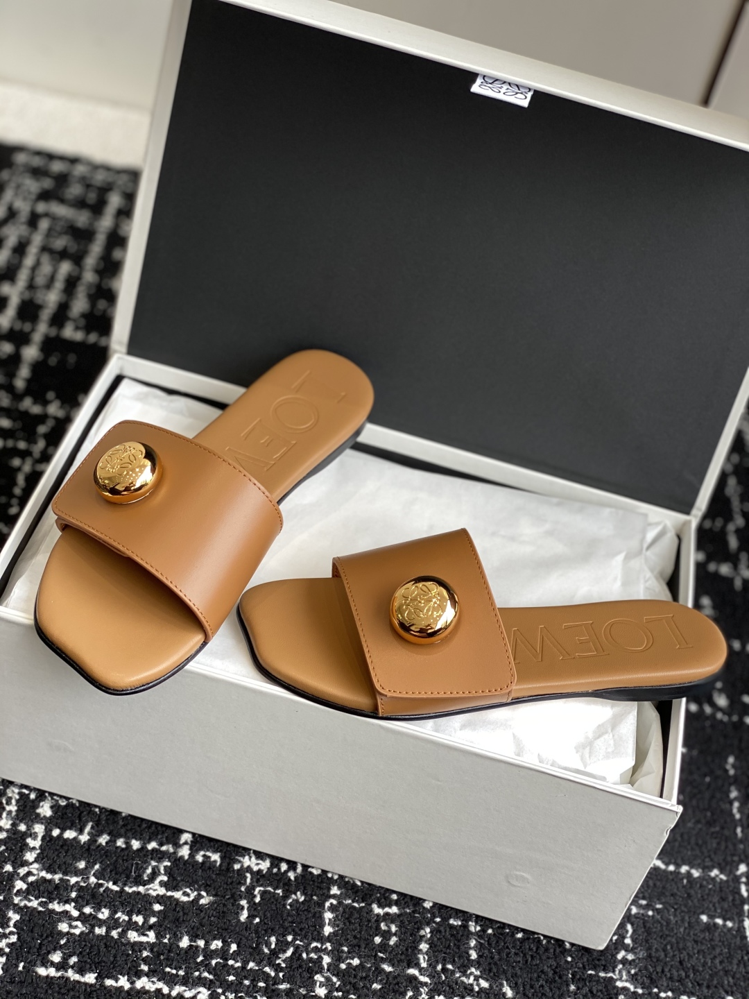 代购级
罗意威LOEWE 25ss春夏最新款 平底拖鞋 
 
 今年超火的品牌 好多明星网红时尚博主种草