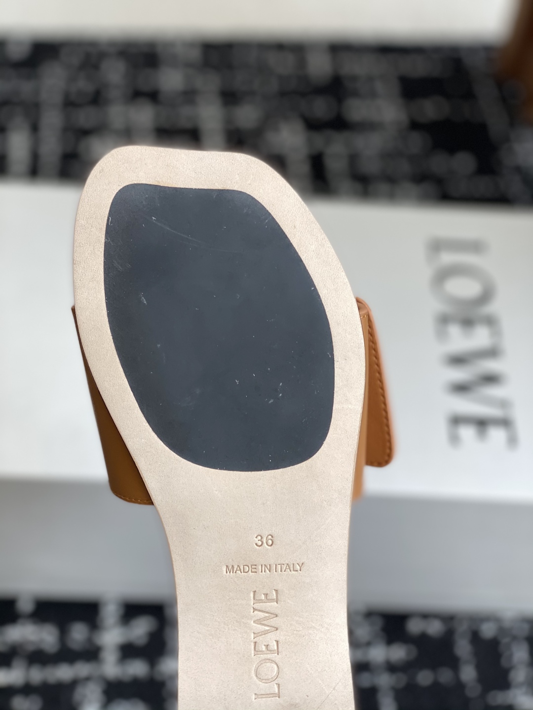 代购级
罗意威LOEWE 25ss春夏最新款 平底拖鞋 
 
 今年超火的品牌 好多明星网红时尚博主种草