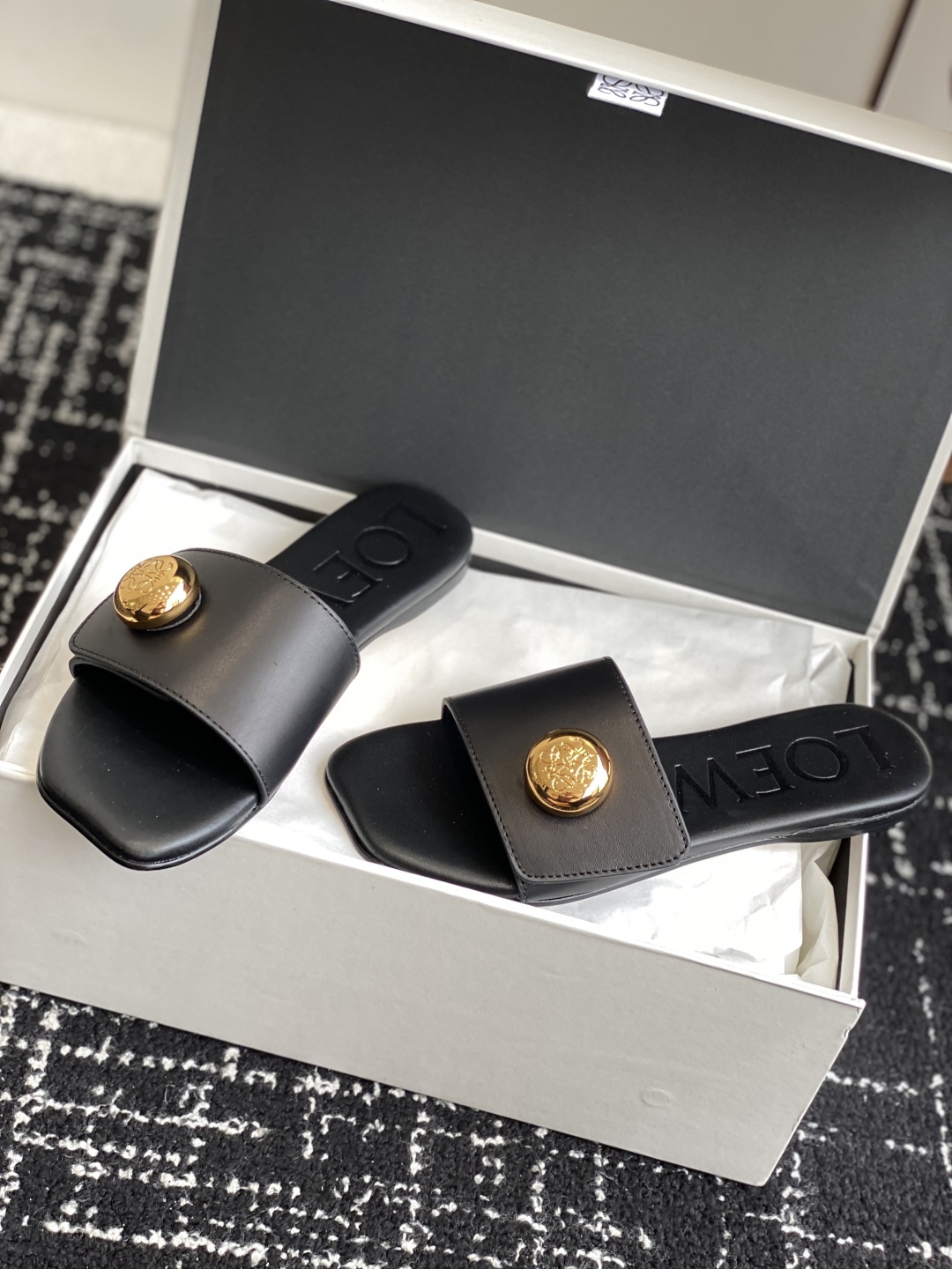 代购级
罗意威LOEWE 25ss春夏最新款 平底拖鞋 
 
 今年超火的品牌 好多明星网红时尚博主种草