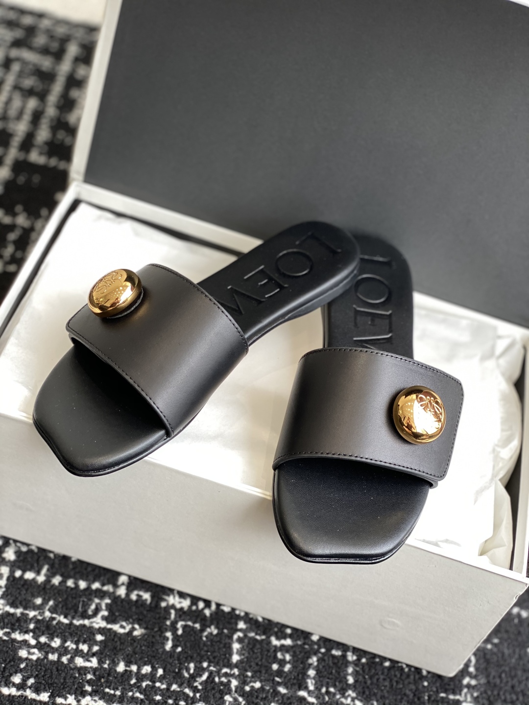 代购级
罗意威LOEWE 25ss春夏最新款 平底拖鞋 
 
 今年超火的品牌 好多明星网红时尚博主种草