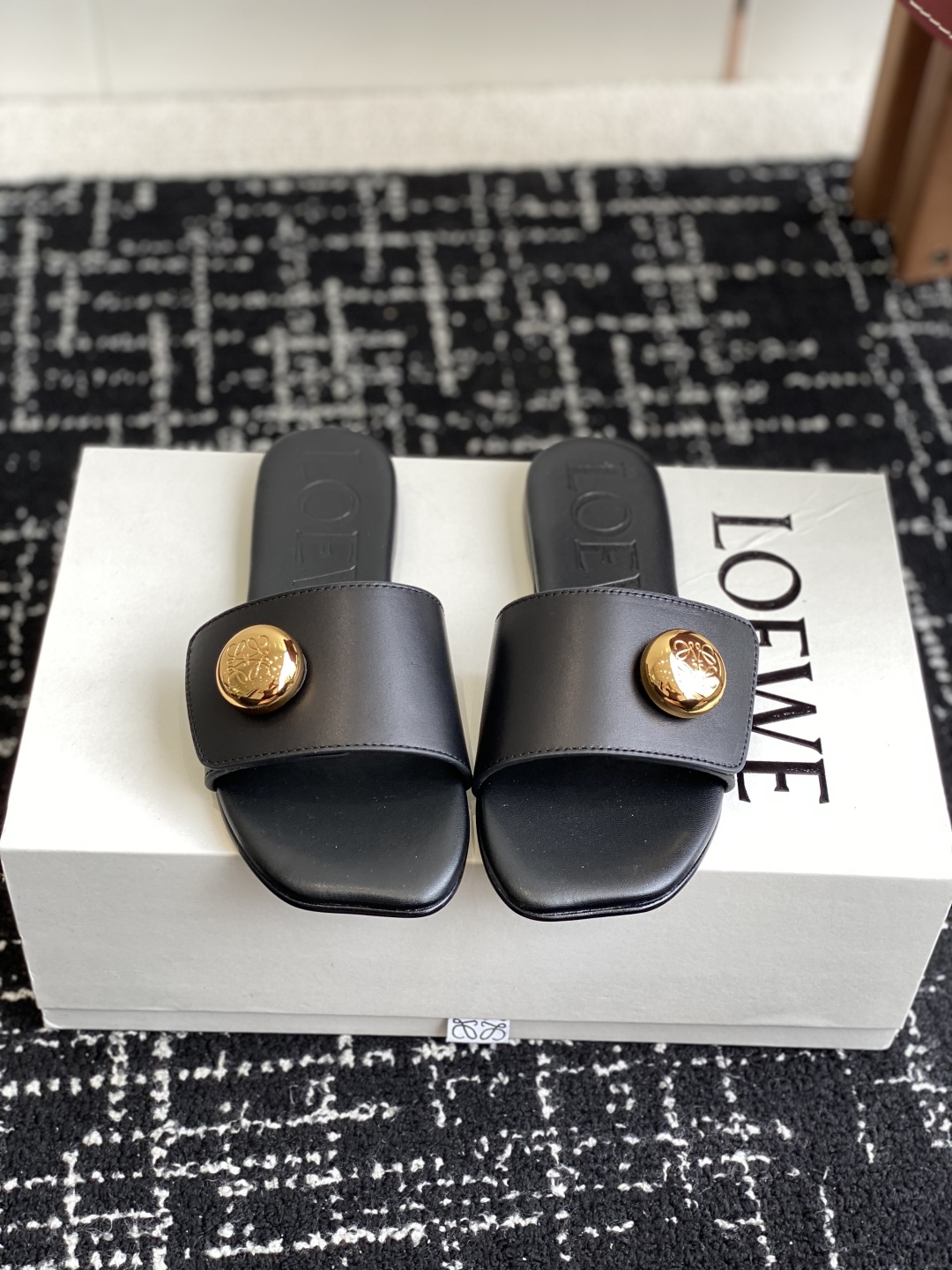 代购级
罗意威LOEWE 25ss春夏最新款 平底拖鞋 
 
 今年超火的品牌 好多明星网红时尚博主种草
