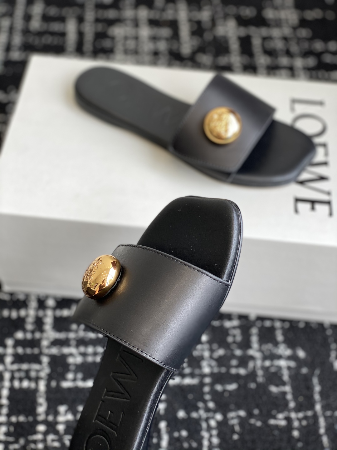 代购级
罗意威LOEWE 25ss春夏最新款 平底拖鞋 
 
 今年超火的品牌 好多明星网红时尚博主种草