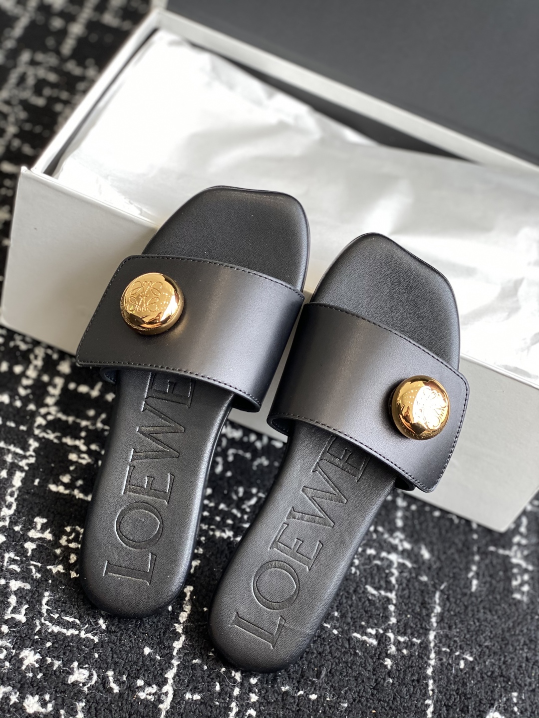 代购级
罗意威LOEWE 25ss春夏最新款 平底拖鞋 
 
 今年超火的品牌 好多明星网红时尚博主种草