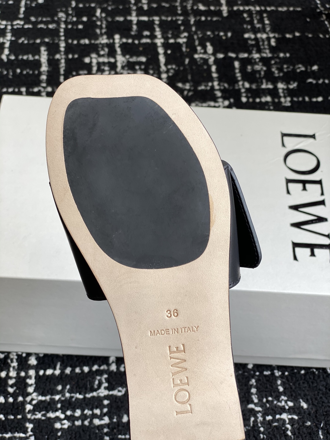 代购级
罗意威LOEWE 25ss春夏最新款 平底拖鞋 
 
 今年超火的品牌 好多明星网红时尚博主种草