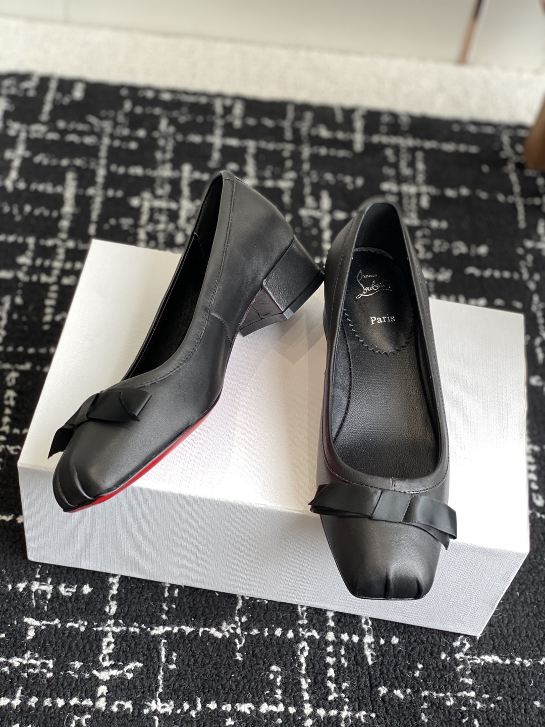 代购级
Christian Louboutin 25ss 春夏新款 单鞋
设计师 John Galli