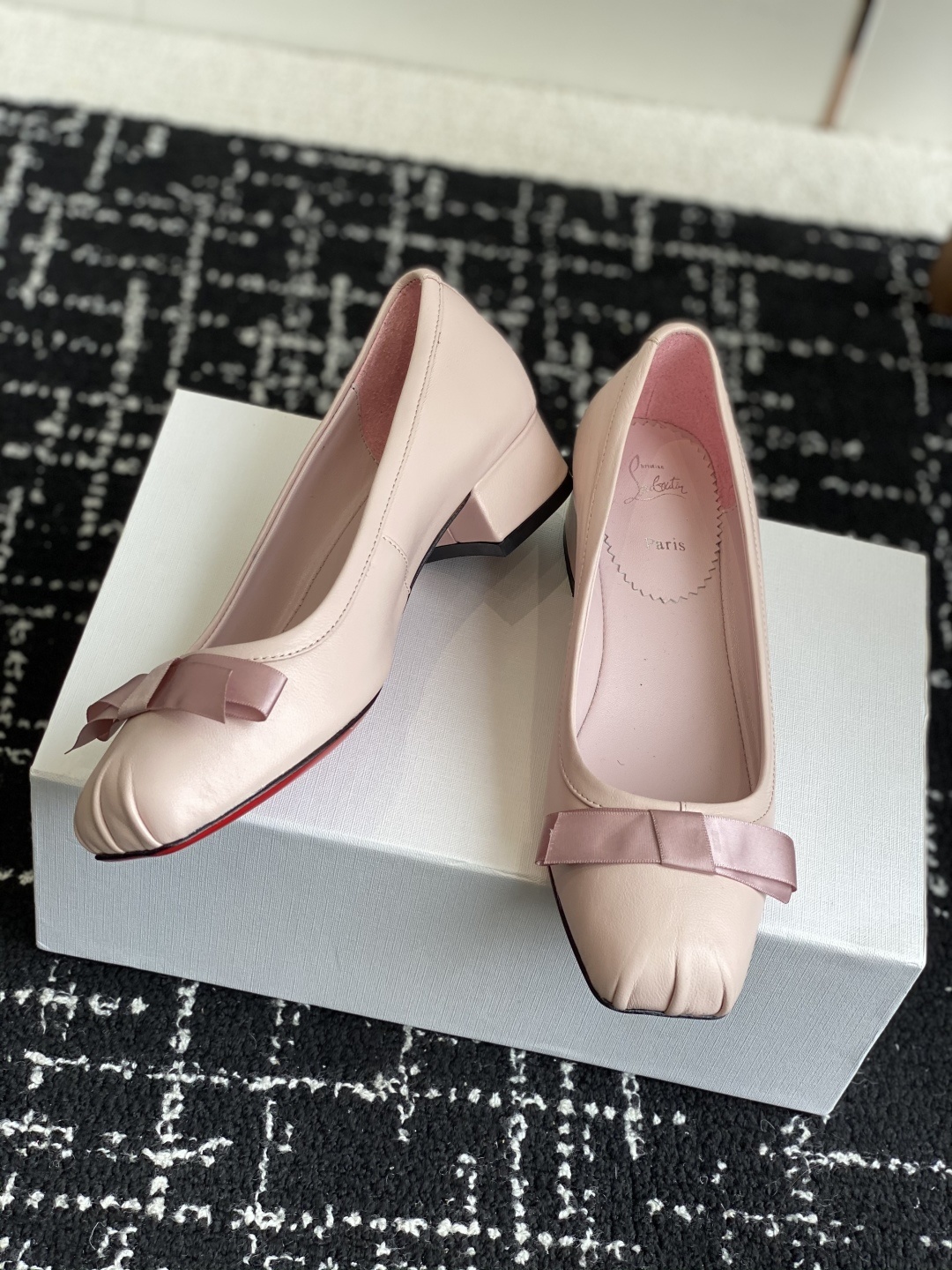 代购级
Christian Louboutin 25ss 春夏新款 单鞋
设计师 John Galli