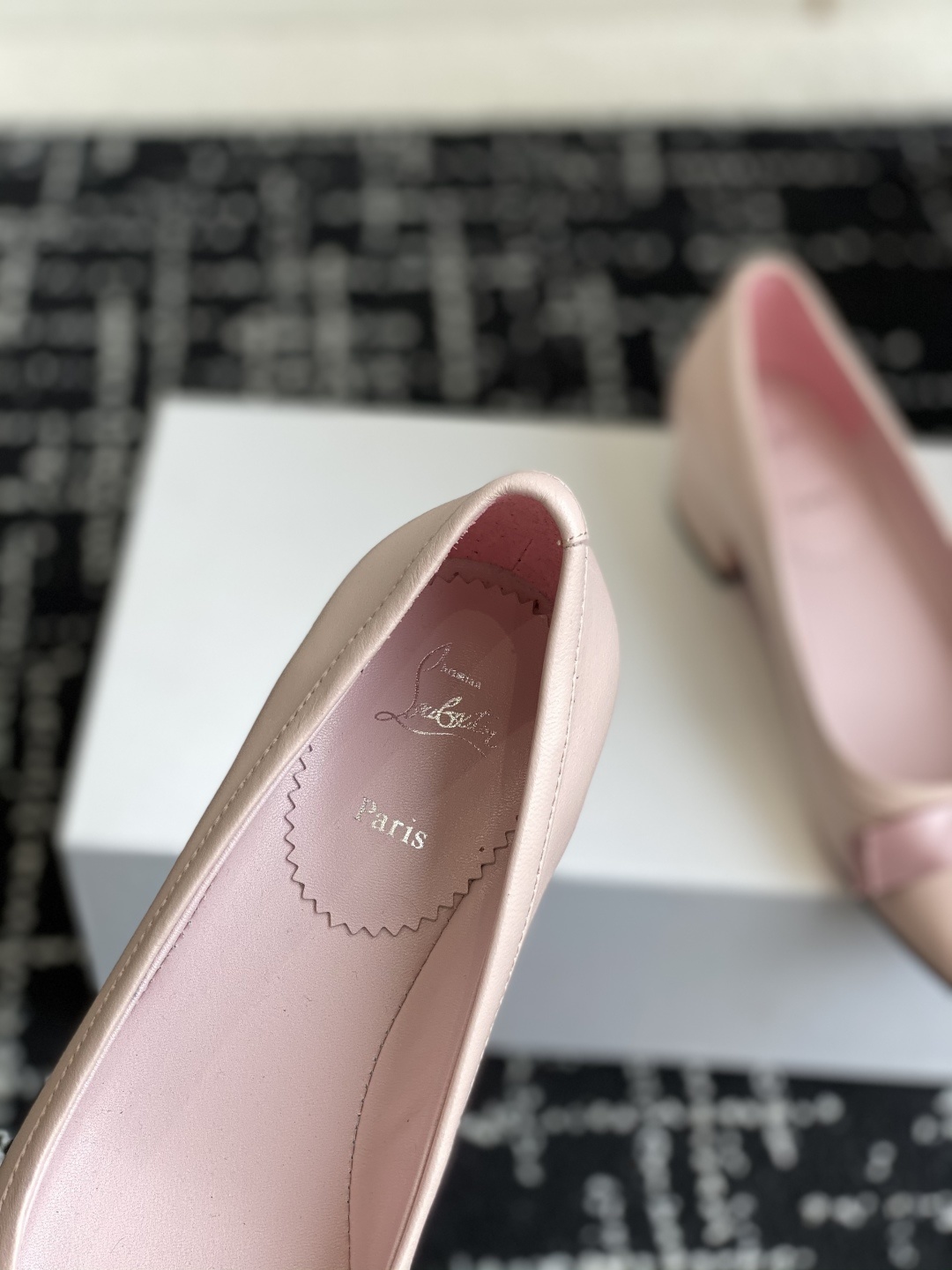 代购级
Christian Louboutin 25ss 春夏新款 单鞋
设计师 John Galli