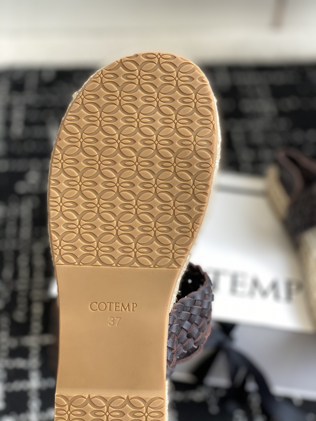 代购级
COTEM春季柔软 衣服夹脚凉鞋 ，以早期普世的功能性闻名

始终保留着简洁与舒适的特点，经过多