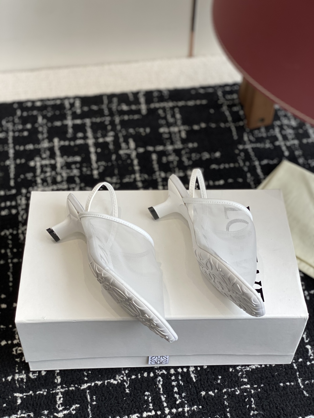 代购级
罗意威LOEWE 25ss 夏季限定冰丝网拖鞋

真正空调鞋，加若隐若现的美感，上脚真的太美了！