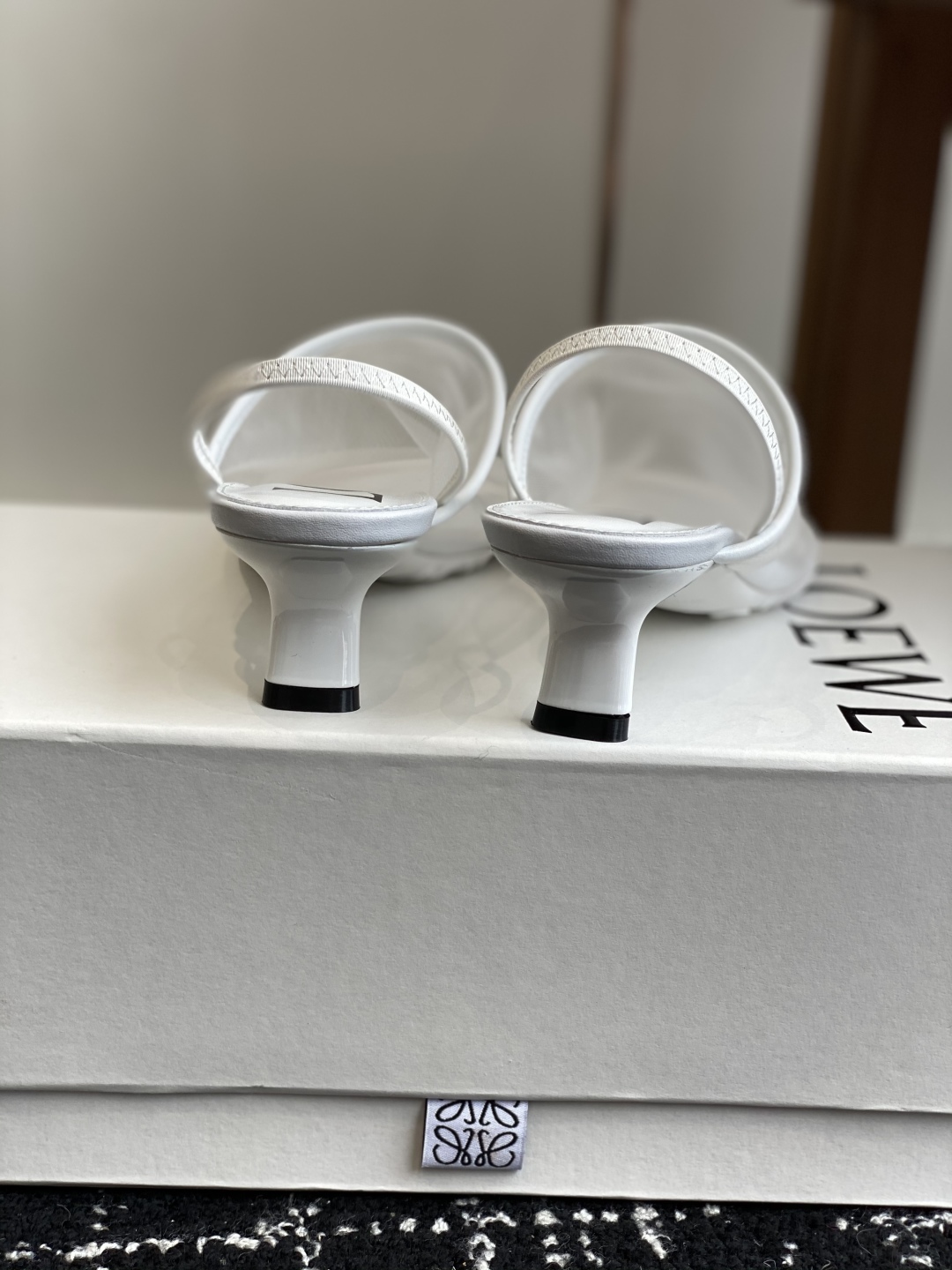 代购级
罗意威LOEWE 25ss 夏季限定冰丝网拖鞋

真正空调鞋，加若隐若现的美感，上脚真的太美了！