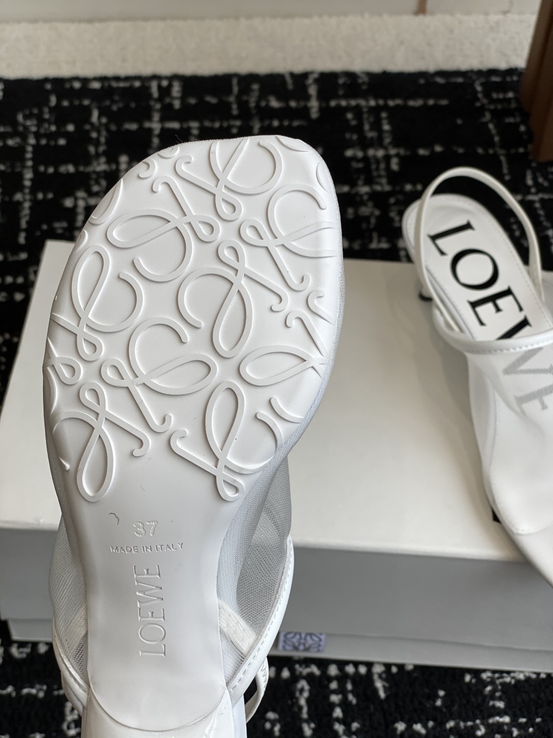 代购级
罗意威LOEWE 25ss 夏季限定冰丝网拖鞋

真正空调鞋，加若隐若现的美感，上脚真的太美了！