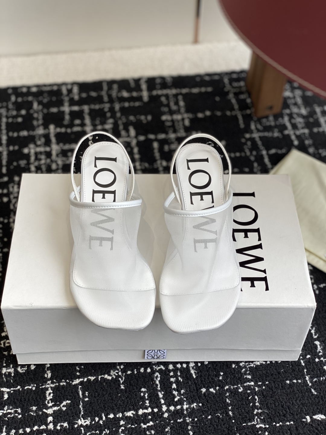 代购级
罗意威LOEWE 25ss 夏季限定冰丝网拖鞋

真正空调鞋，加若隐若现的美感，上脚真的太美了！