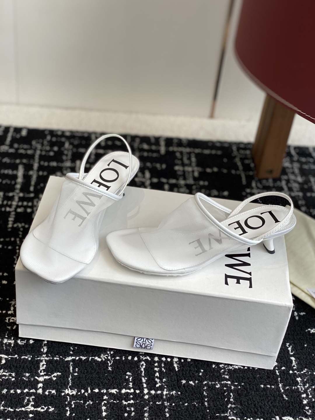 代购级
罗意威LOEWE 25ss 夏季限定冰丝网拖鞋

真正空调鞋，加若隐若现的美感，上脚真的太美了！