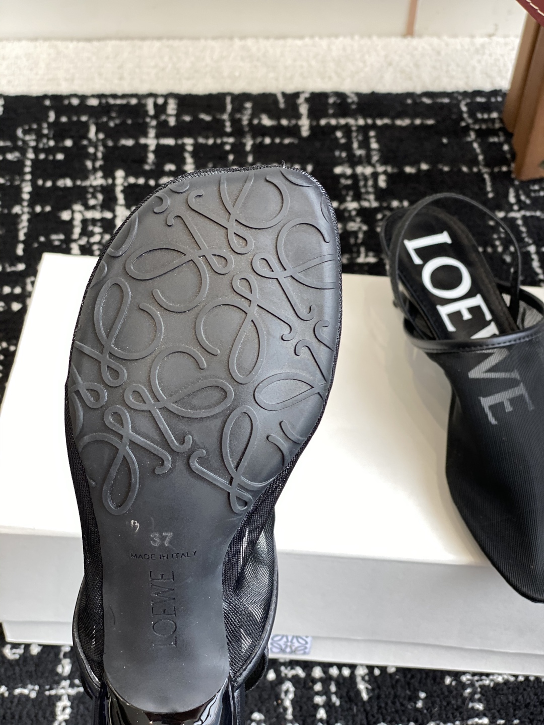 代购级
罗意威LOEWE 25ss 夏季限定冰丝网拖鞋

真正空调鞋，加若隐若现的美感，上脚真的太美了！