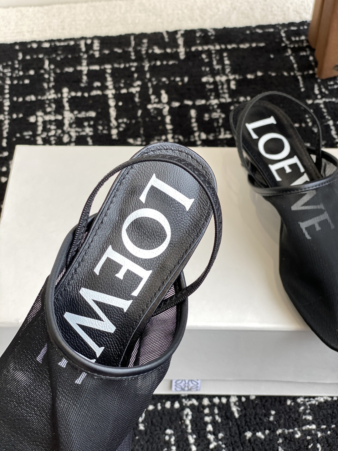 代购级
罗意威LOEWE 25ss 夏季限定冰丝网拖鞋

真正空调鞋，加若隐若现的美感，上脚真的太美了！