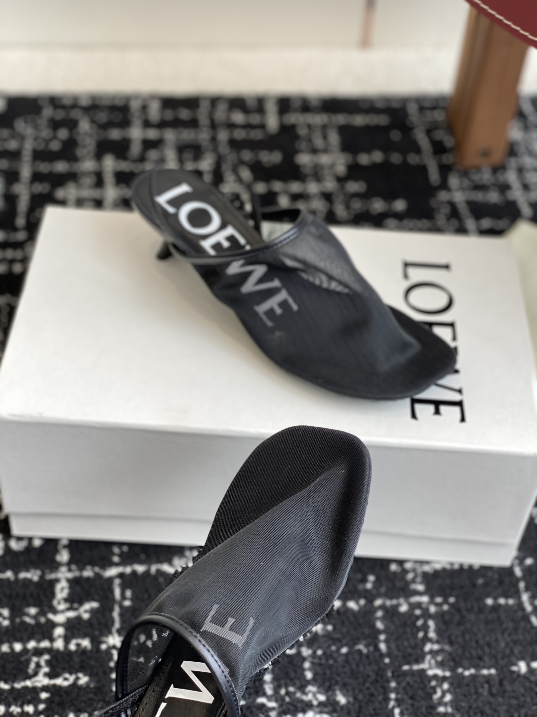 代购级
罗意威LOEWE 25ss 夏季限定冰丝网拖鞋

真正空调鞋，加若隐若现的美感，上脚真的太美了！