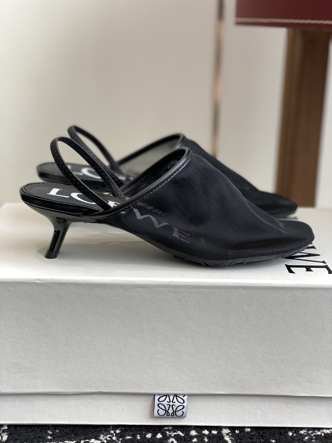 代购级
罗意威LOEWE 25ss 夏季限定冰丝网拖鞋

真正空调鞋，加若隐若现的美感，上脚真的太美了！