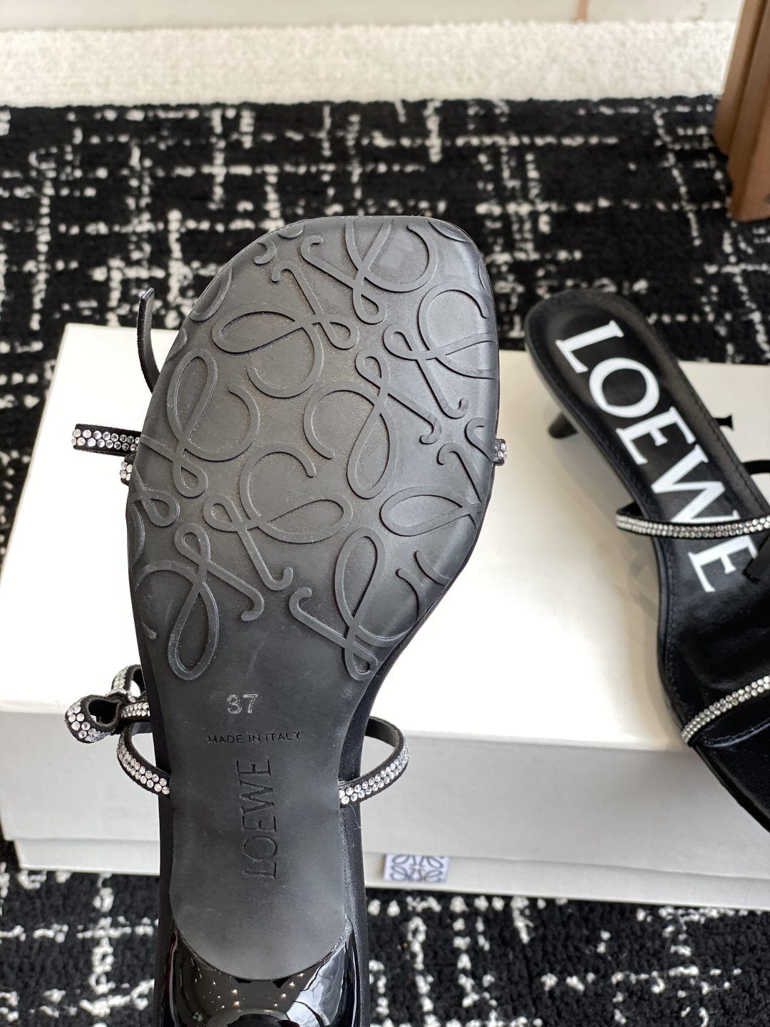 代购级
罗意威LOEWE 25ss 夏季 蝴蝶结 拖鞋

真正空调鞋，加若隐若现的美感，上脚真的太美了！