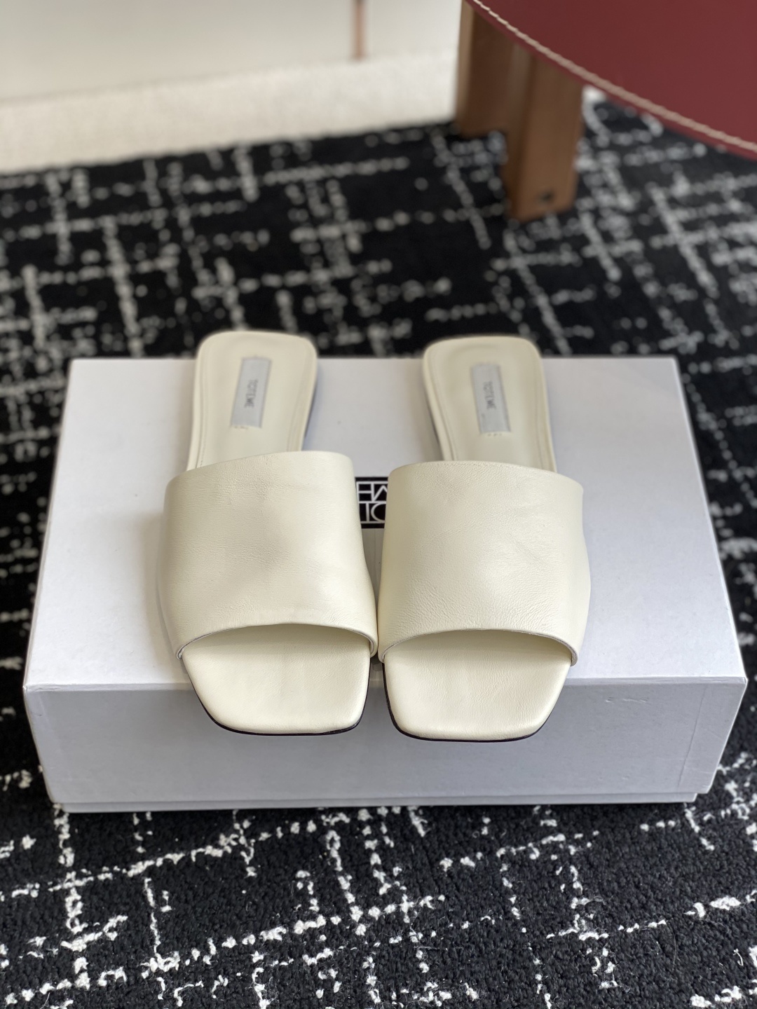 代购级
The Row新款 平底拖鞋 第一眼看到这个鞋子就爱上了,带点复古味随性搭配性感迷人好看!一贯极
