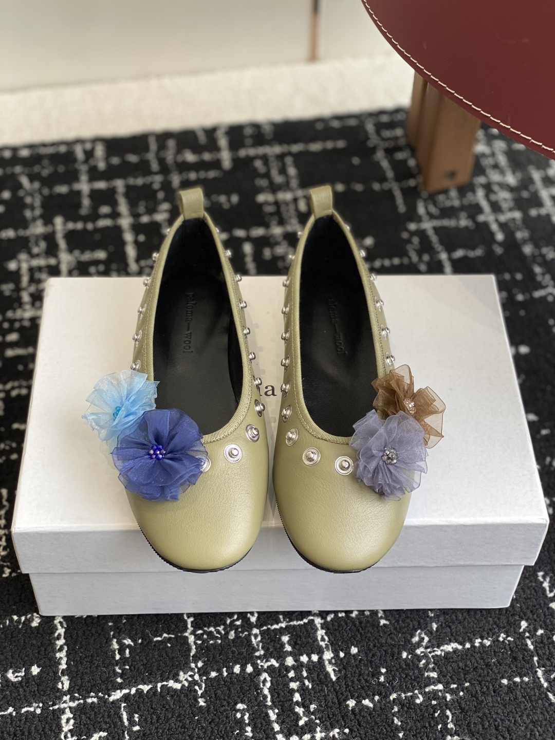 代购级
小众品牌 Paloma-wool 2025春夏新款花朵芭蕾舞鞋铆钉平底单鞋

超级漂亮，为花而生