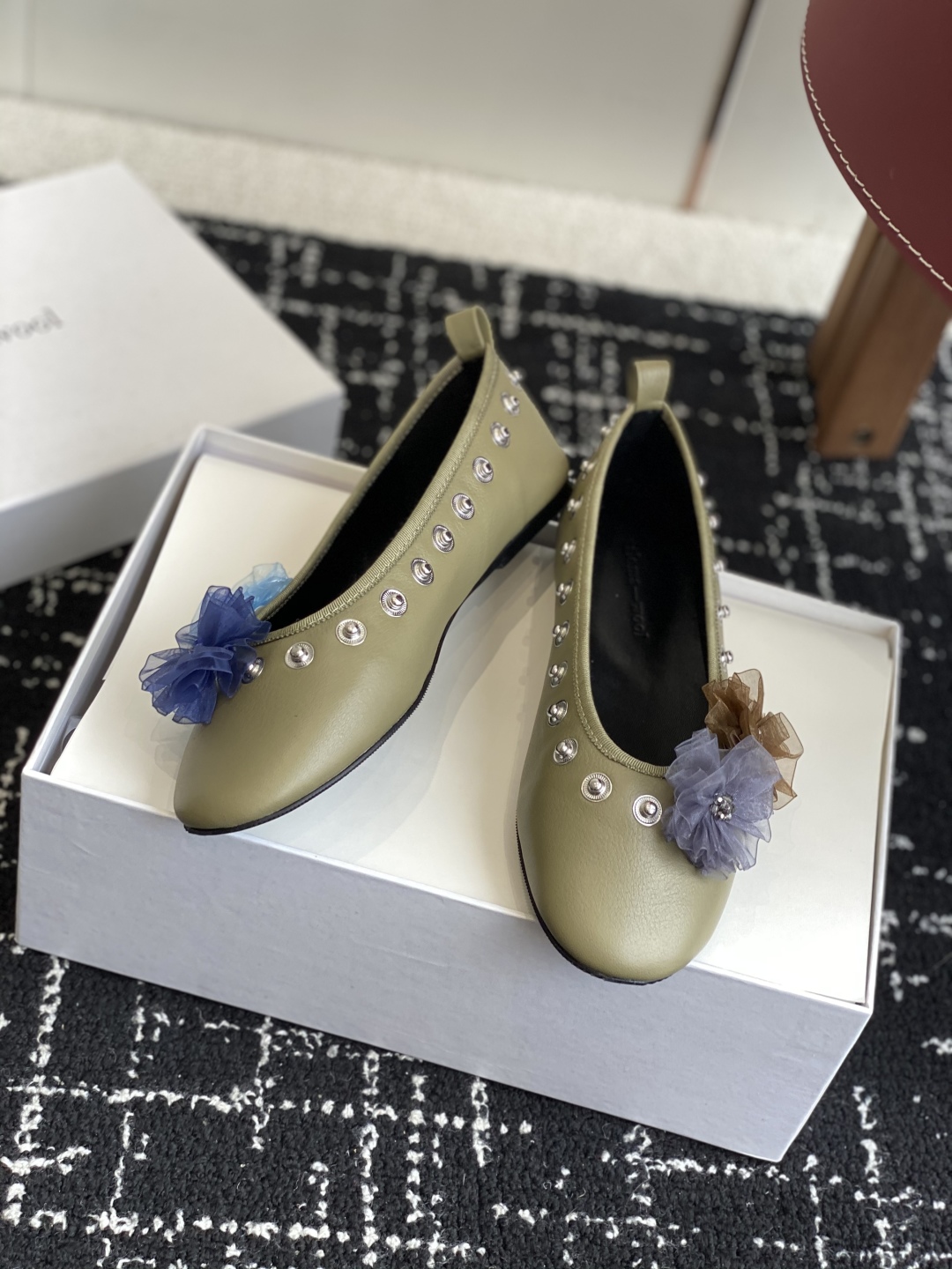 代购级
小众品牌 Paloma-wool 2025春夏新款花朵芭蕾舞鞋铆钉平底单鞋

超级漂亮，为花而生