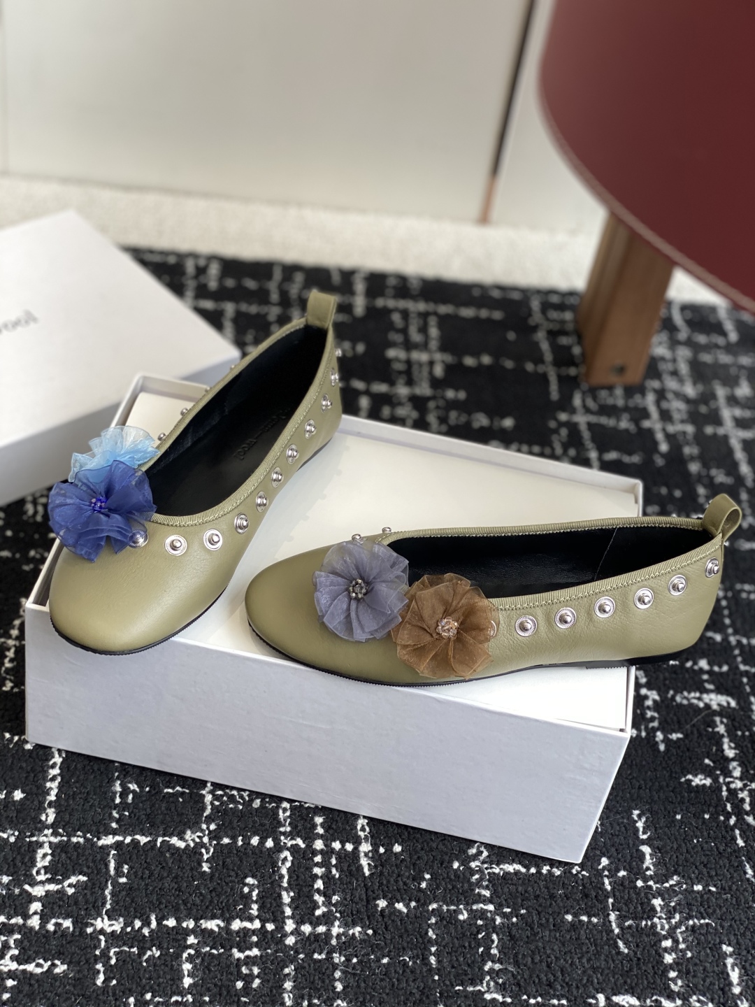 代购级
小众品牌 Paloma-wool 2025春夏新款花朵芭蕾舞鞋铆钉平底单鞋

超级漂亮，为花而生