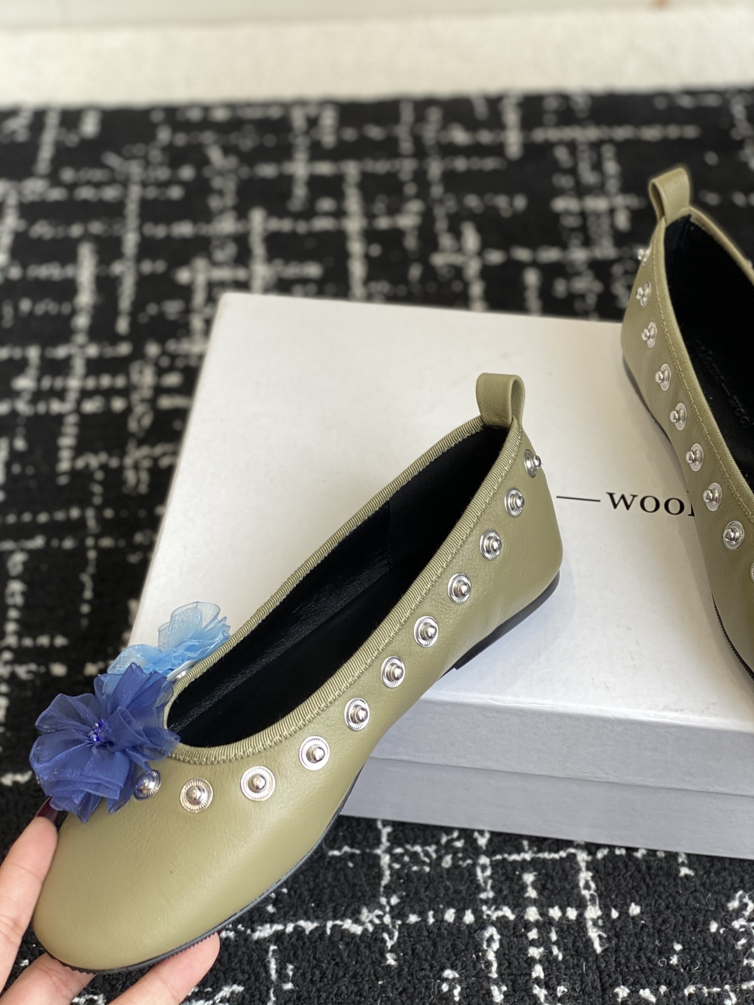 代购级
小众品牌 Paloma-wool 2025春夏新款花朵芭蕾舞鞋铆钉平底单鞋

超级漂亮，为花而生