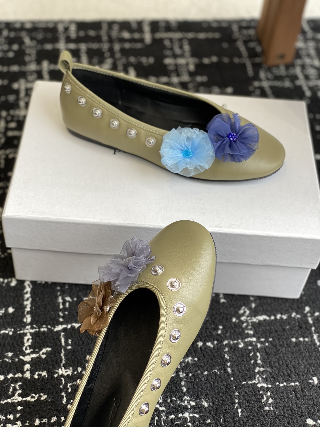 代购级
小众品牌 Paloma-wool 2025春夏新款花朵芭蕾舞鞋铆钉平底单鞋

超级漂亮，为花而生