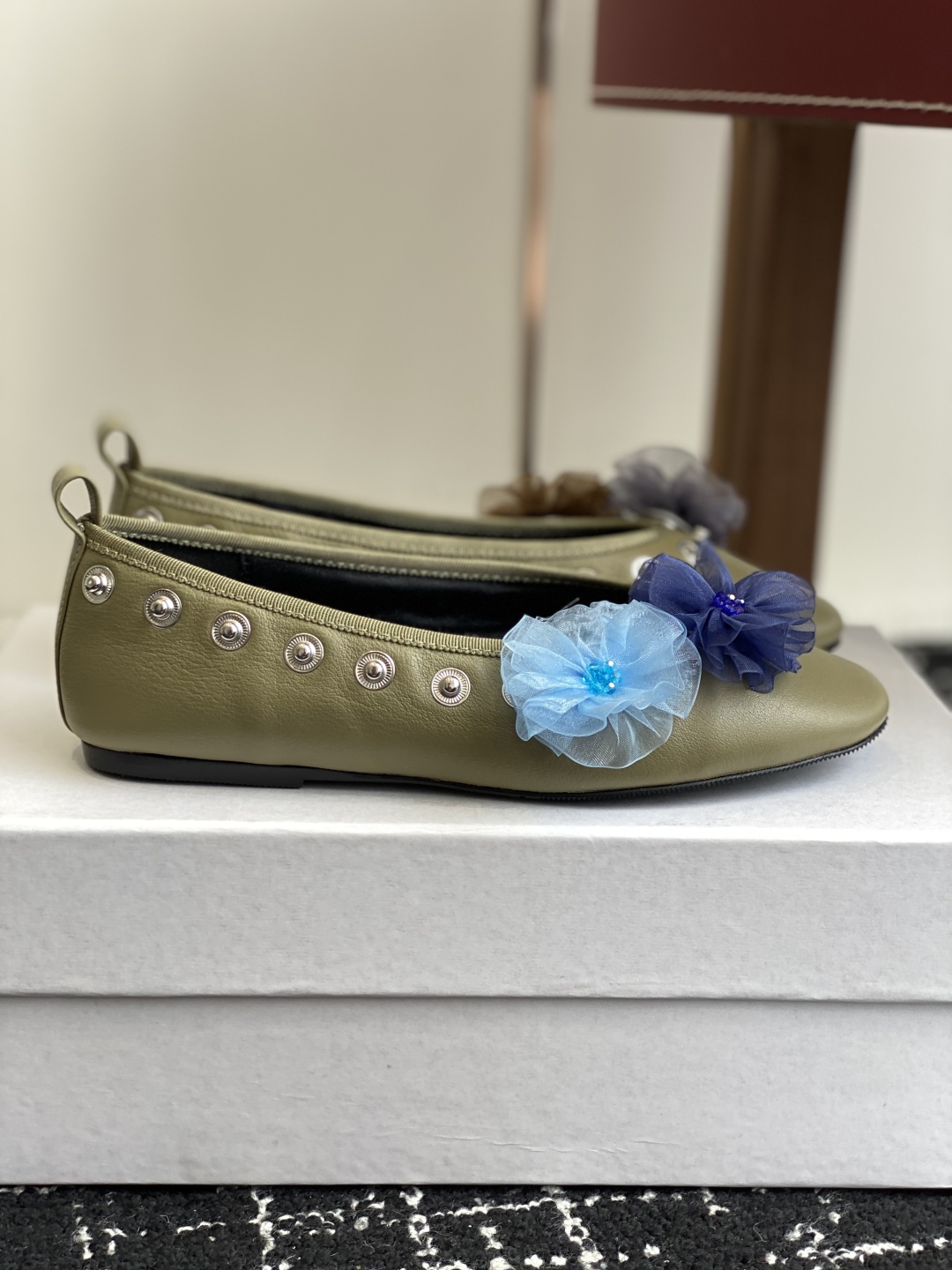代购级
小众品牌 Paloma-wool 2025春夏新款花朵芭蕾舞鞋铆钉平底单鞋

超级漂亮，为花而生