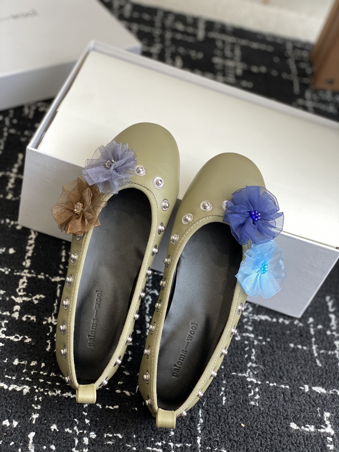 代购级
小众品牌 Paloma-wool 2025春夏新款花朵芭蕾舞鞋铆钉平底单鞋

超级漂亮，为花而生