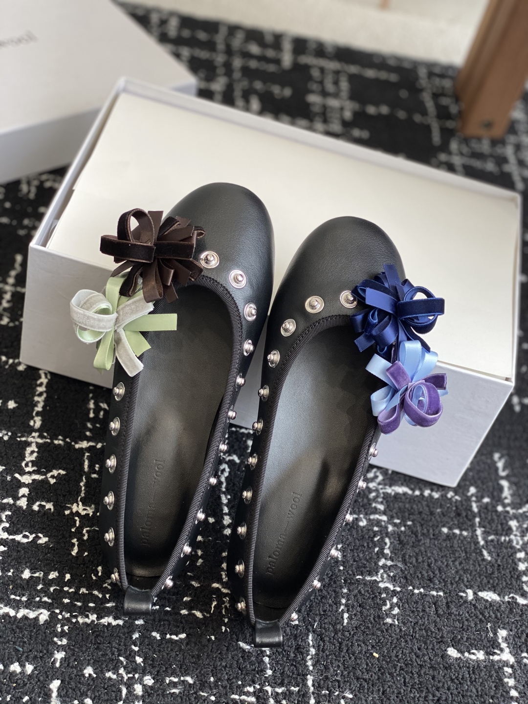 代购级
小众品牌 Paloma-wool 2025春夏新款花朵芭蕾舞鞋铆钉平底单鞋

超级漂亮，为花而生