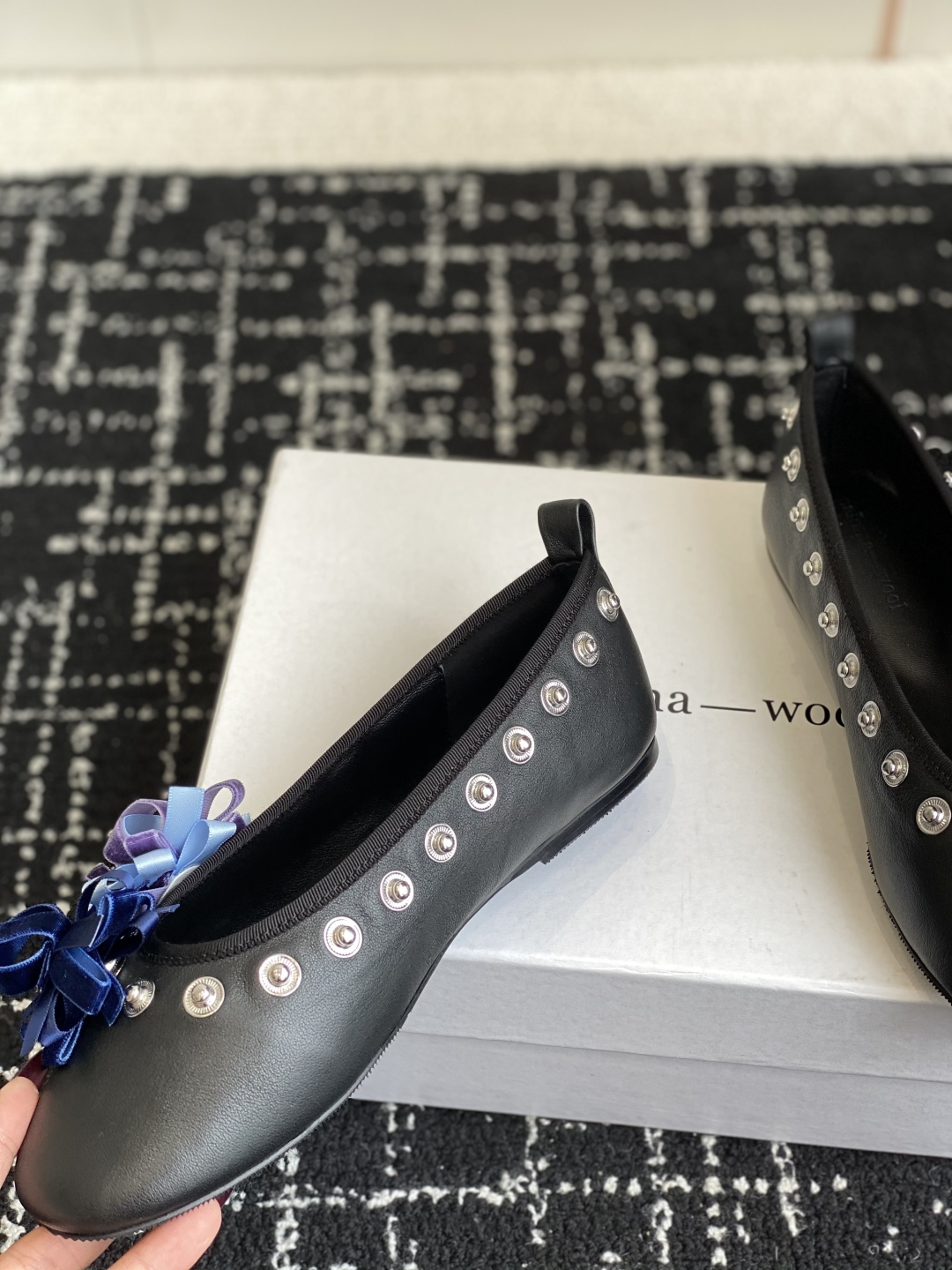 代购级
小众品牌 Paloma-wool 2025春夏新款花朵芭蕾舞鞋铆钉平底单鞋

超级漂亮，为花而生