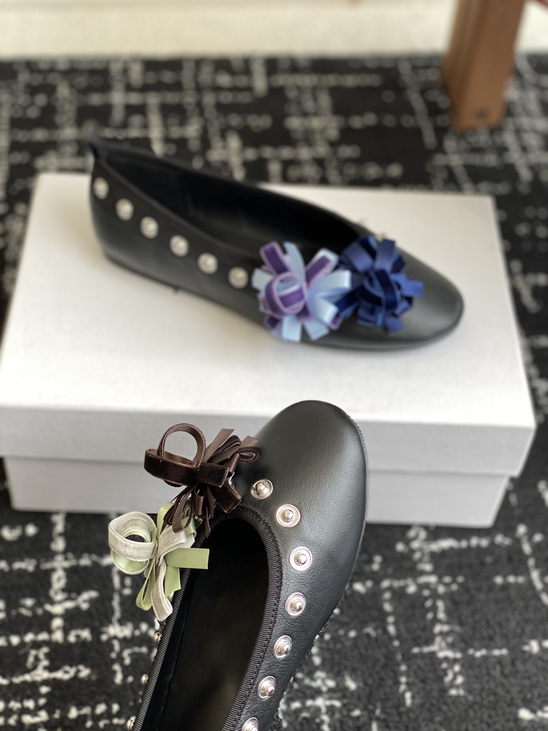 代购级
小众品牌 Paloma-wool 2025春夏新款花朵芭蕾舞鞋铆钉平底单鞋

超级漂亮，为花而生